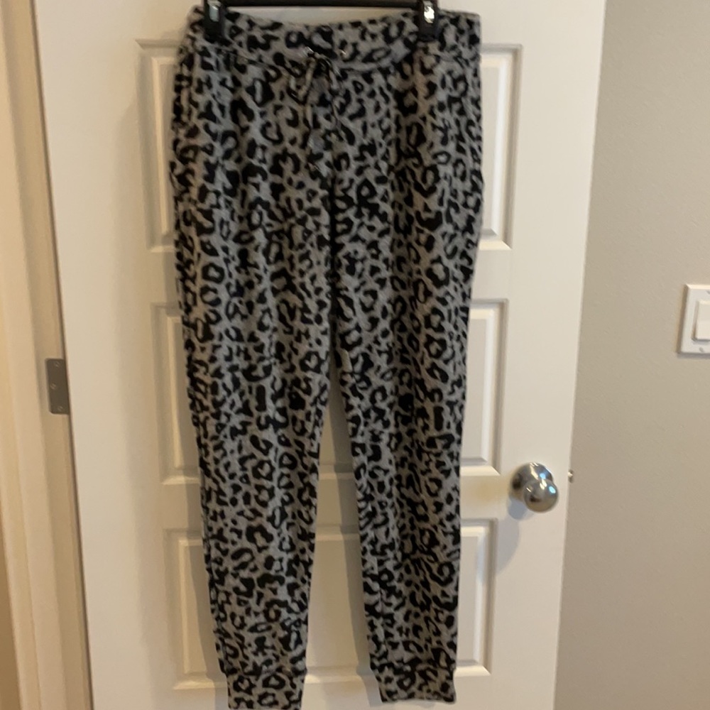 🛍️ H&M Leopard Print Joggers